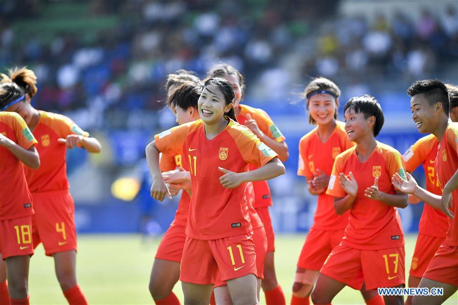 Players of Chinese team compete in Group D m