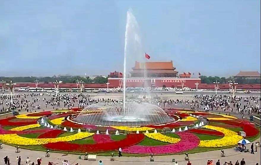Photo series 19862020 Tian'anmen Square National Day flowerbed