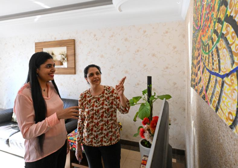 Indian artist teaches painting in Tianjin