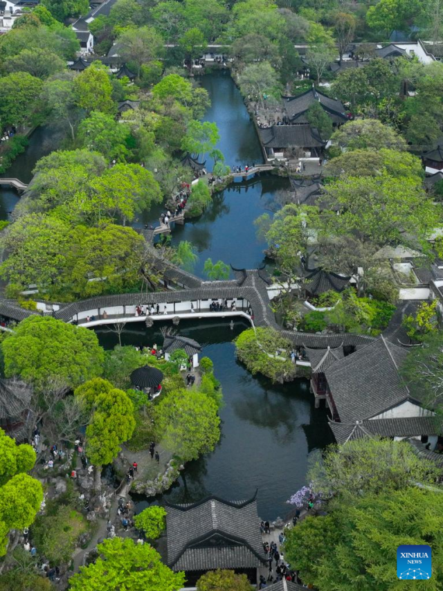 People Enjoy Themselves During Qingming Festival Across China English