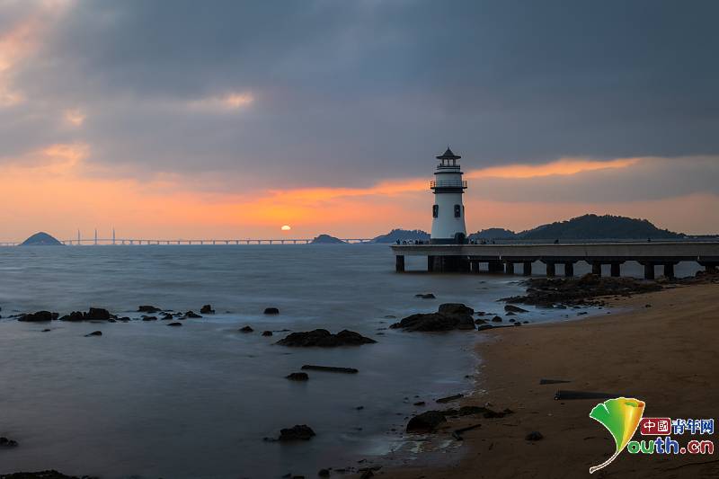 Stunning sunrise illuminated the Love Lighthouse in Zhuhai_English