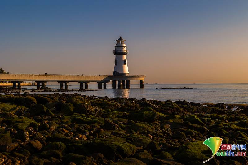 Stunning sunrise illuminated the Love Lighthouse in Zhuhai_English