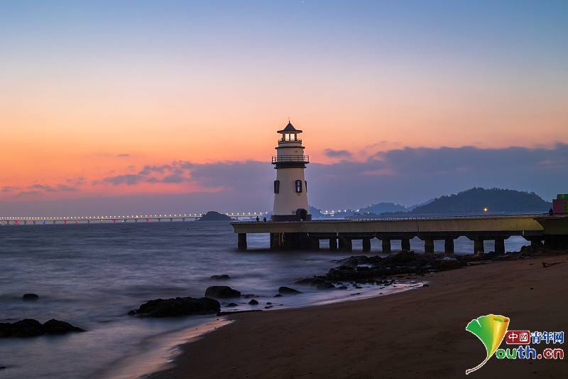 Stunning sunrise illuminated the Love Lighthouse in Zhuhai_English