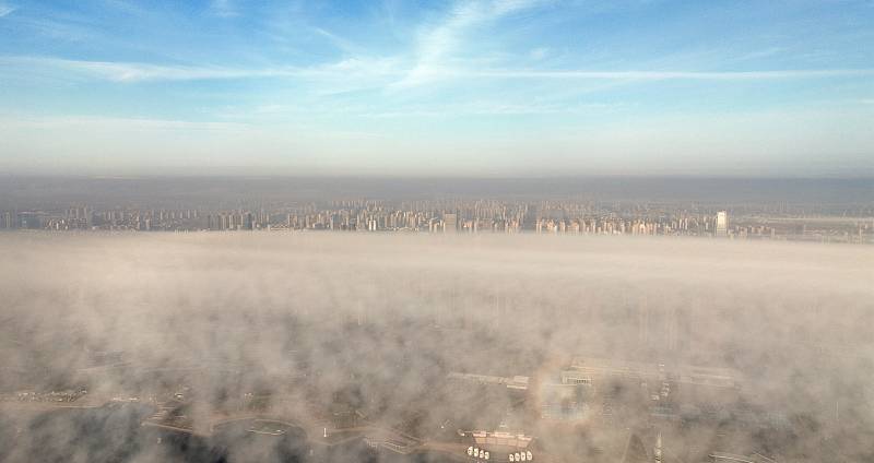 Shrouded in an advection fog, Rizhao City resembles a fairyland