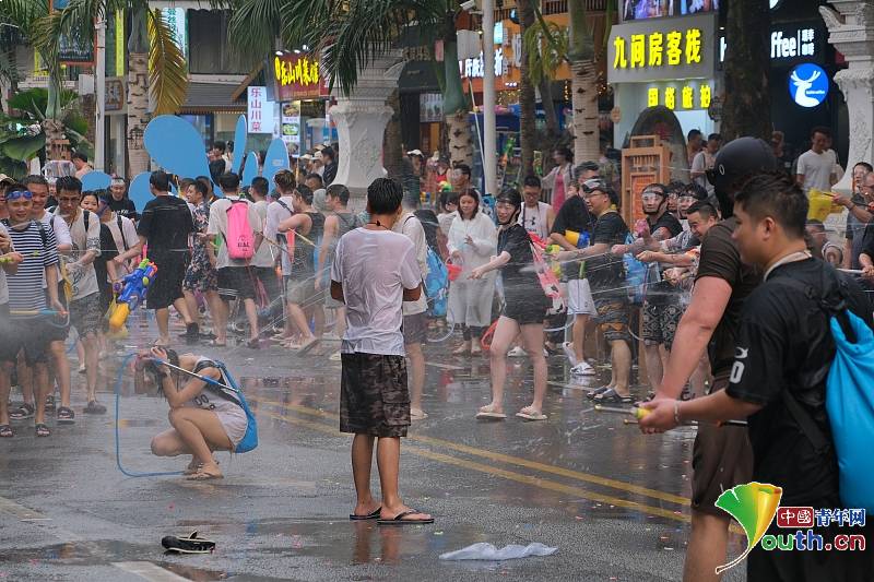 People celebrated WaterSplashing Festival in Xishuangbanna_English__China Youth International