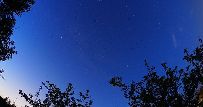 Lyrids meteor shower bloomed in the rural night sky