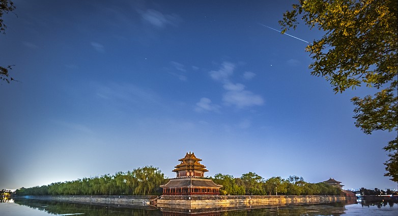 Shenzhou-18 flied over the Forbidden City
