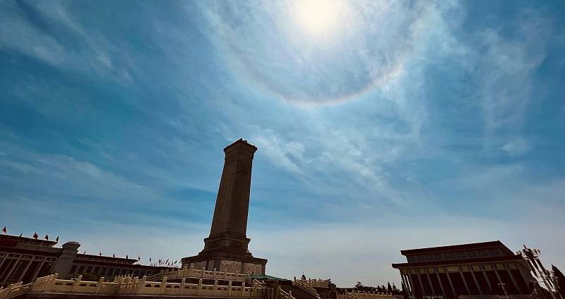 The sky in Beijing was adorned with a halo phenomenon