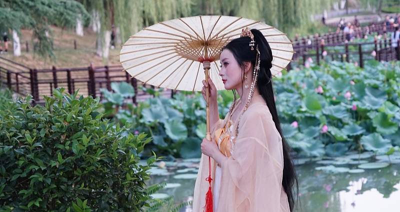 Hanfu enthusiasts took photos at Xingqing Palace