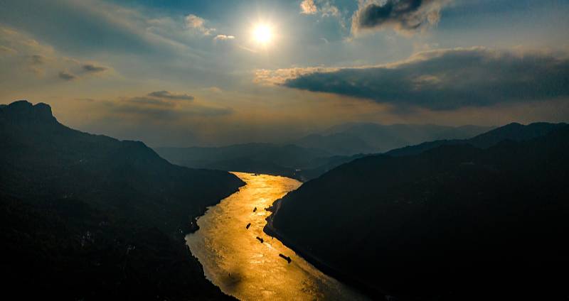 Golden sunset glowed over the Yangtze River