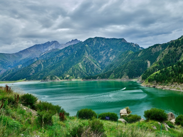 Green water in big and small dragon pools in Xinjiang