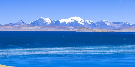 Lake Puma Yumco in Shannan: Blue ice shows the beauty of nature