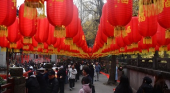 Tourists experience traditions at the Laba Festival Temple Fair