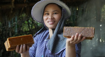 Coming festival keeps brown sugar workers of Liuzhou busy