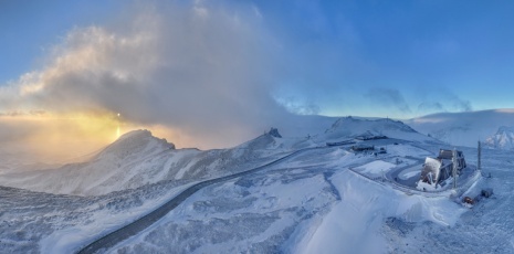 Tourists are enjoying the scenery of the Heavenly Lake of the Changbai Mountain