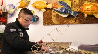 Taizhou: Traditional craftsman hand-crafts fish lanterns