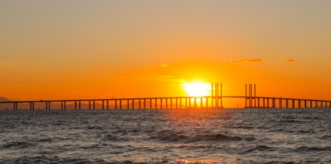 Jiaozhou Bay Bridge is bathing in the setting winter sun