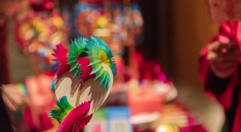 Beijing: Versatile paper flowers remind people a childish joy