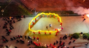 Lujiang: Dragon lantern dances in the Huangtun Old Street