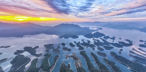 Hangzhou: Enjoy the morning glow above the Qiandao Lake