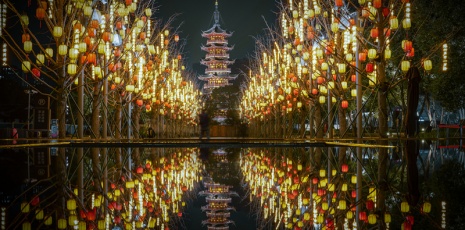 Longhua Temple lights up in Shanghai