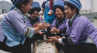 Buyi people are making glutinous rice cakes for the festival