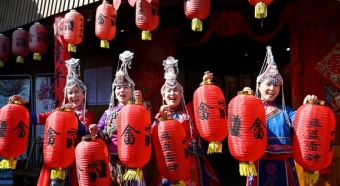 She ethnic group makes lanterns to welcome festival