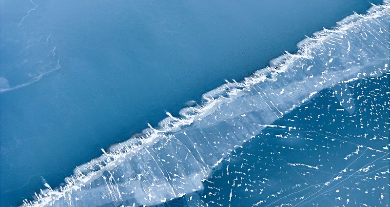 Iced Qinghai Lake is like sapphire on plateau