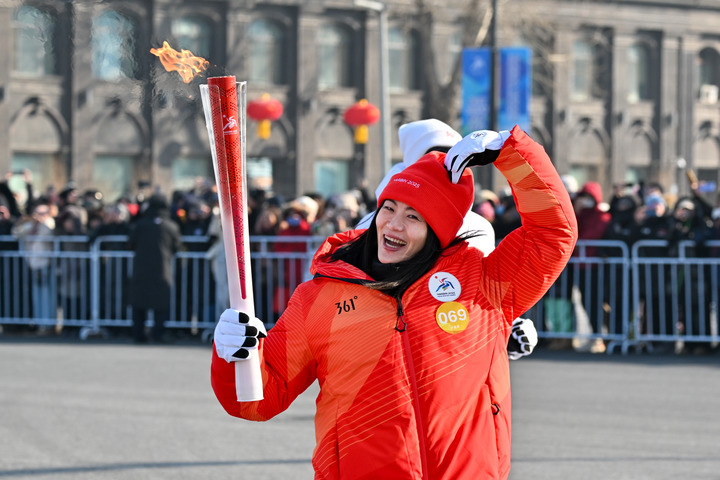 Torch bearer, Liu Jiayu poses during the 2025 Asian Winter Games Torch Relay in Harbin, northeast China's Heilongjiang Province, on Feb. 3, 2025. (Xinhua/Chen Yichen)