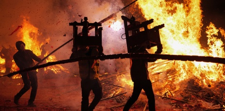 Jieyang: Unique costume "holding deities" sets off with fireworks