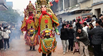 Folk custom "parade of the deities" marches in the streets of Fuzhou