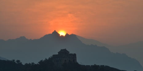 Chengde: Watch the rising sun shines upon the Great Wall