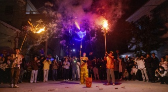 Fish-shaped lanterns light up the Lantern Festival in Zhejiang