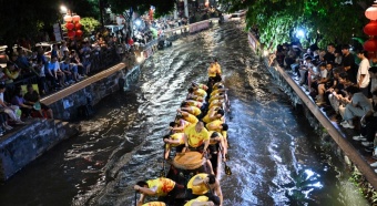 Dragon boats stage aquatic drifts in nighttime