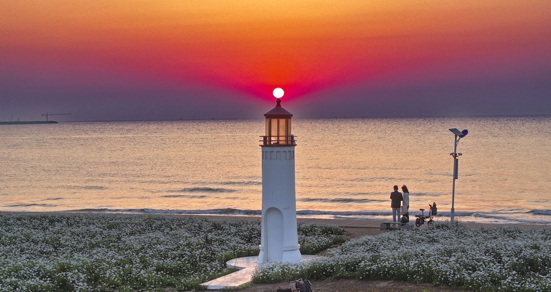 Splendid sunrise glow beautifies sunshine coast scenic area