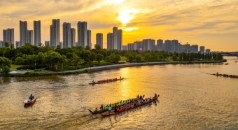 Drums beat rhythmically on Zhangjiang River
