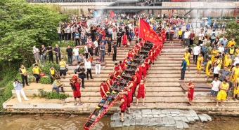 Decorated dragon boats launched to welcome dragon boat festival