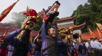 Teams gather for traditional "Living Water" ceremony
