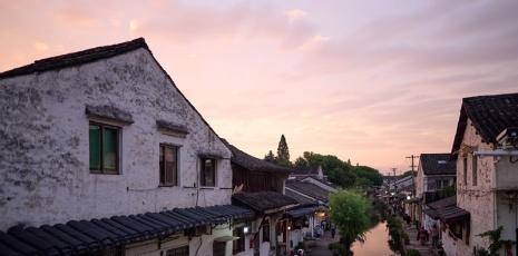 Sunset bathes sky in crimson in Shaoxing