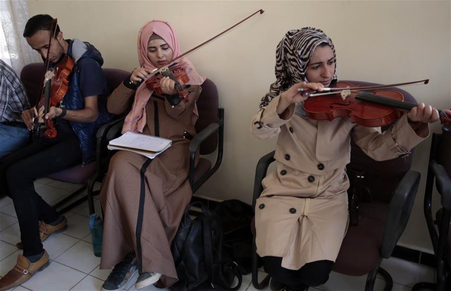 yemenis attend free music classes in sanaa