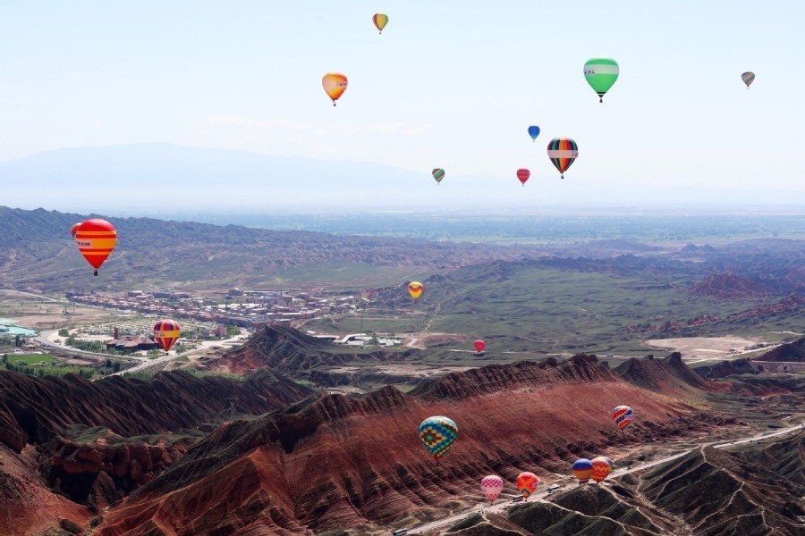 Balloons fly high over Gansu's Danxia landscape