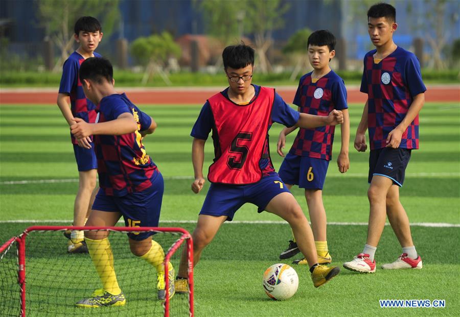 studentplayersparticipateinschoolfootballteamtrainingsessionin