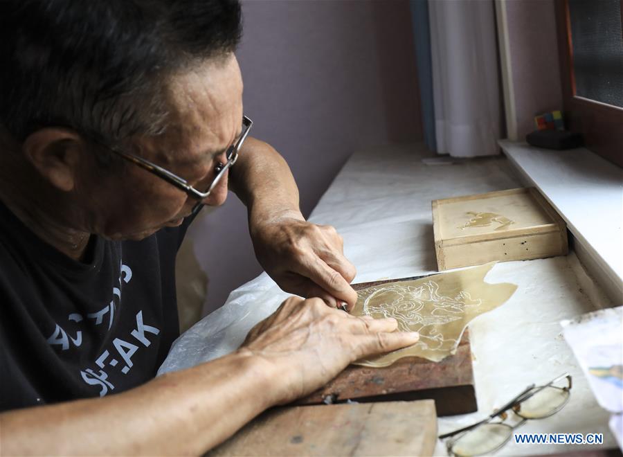 Pic story of shadow play artist in Shaanxi