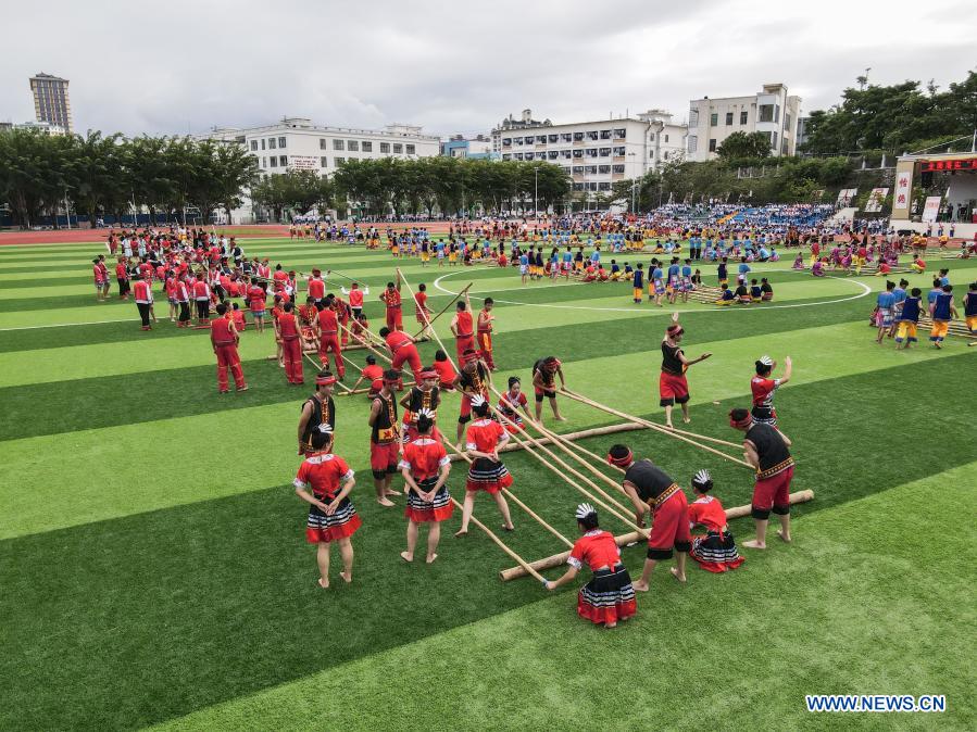 Bamboo dance competition held at middle school in Hainan