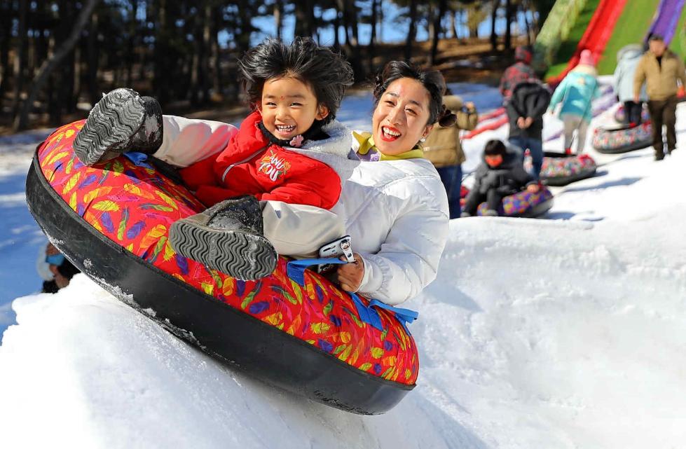 Winter sports become new custom of China