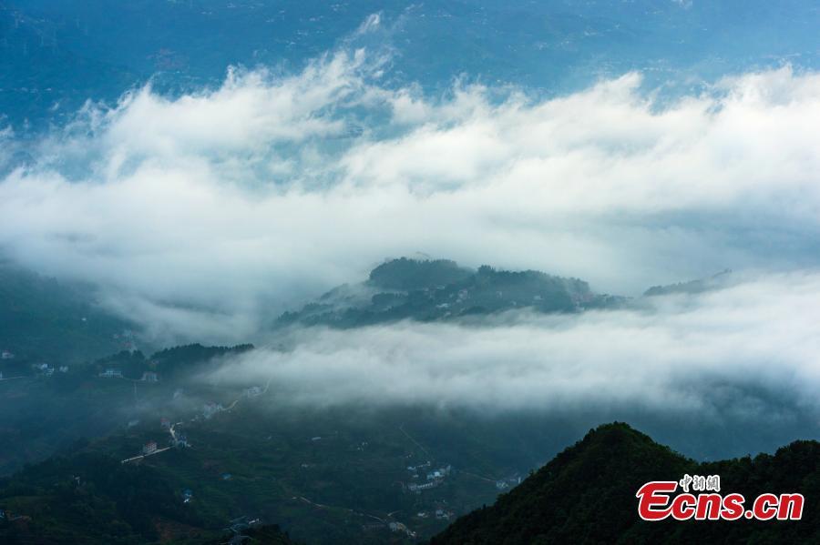 Amazing sea of cloud appears over township in Hubei
