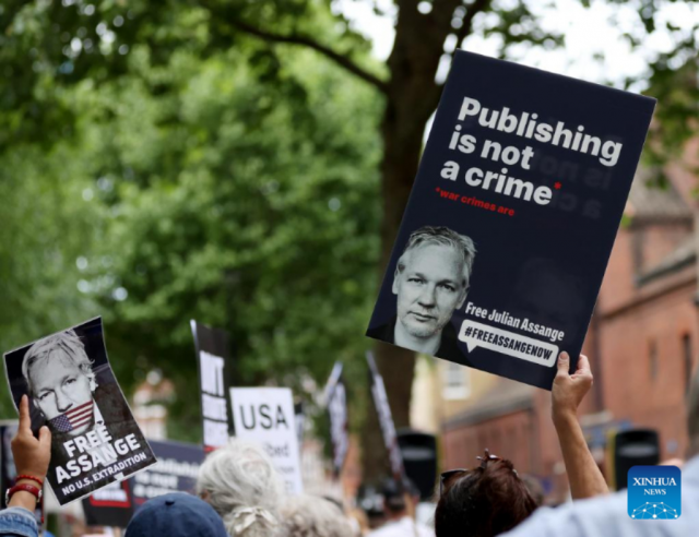 Hundreds gather in London to protest against Assange's U.S. extradition