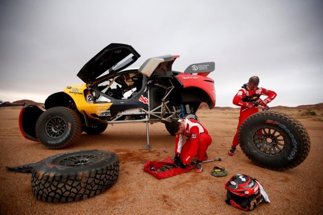 Loeb holds off Peterhansel on Dakar Rally 4th stage