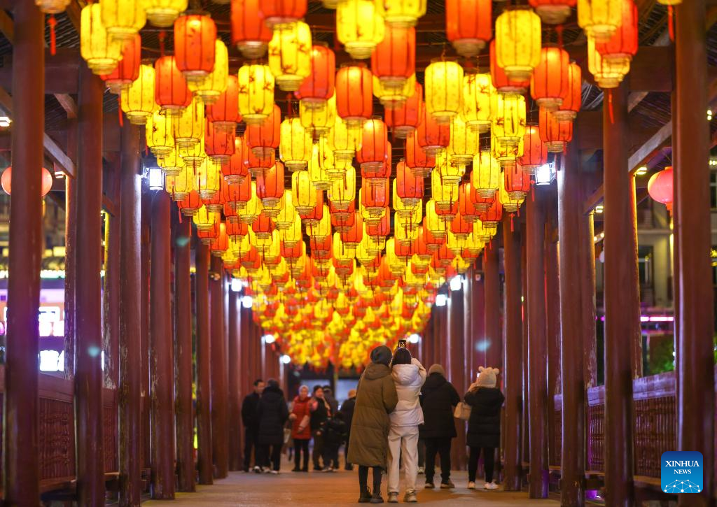 People enjoy Spring Festival atmosphere across China_English__China ...