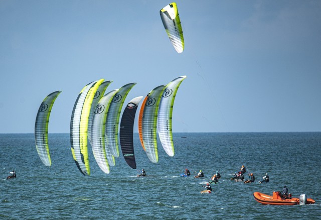 Tourists enjoy kiteboarding in Hainan